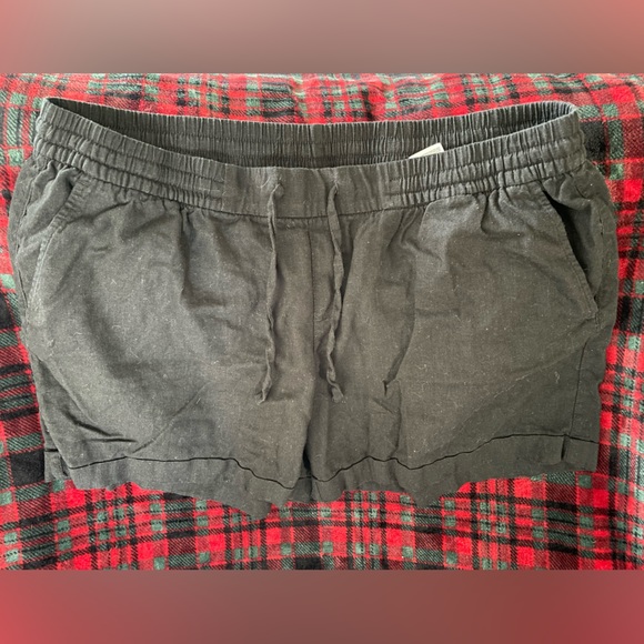 3 Pair Linen Shorts! 2 GAP, 1 Old Navy- black, chambray, olive - Picture 10 of 12